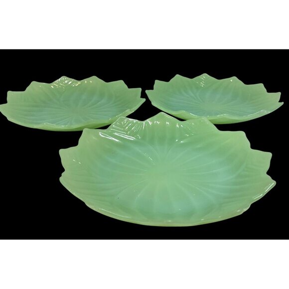 Set Of 3 Vintage Green Glass Leaf-Shaped Plates Decorative Tableware 8-Inch Diam - Picture 3 of 9